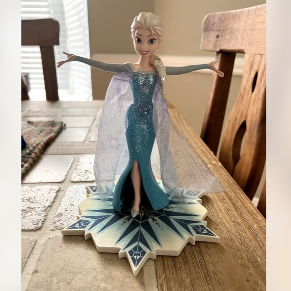 Disney Parks Limited Edition Frozen Elsa Figure w/ Magnetic Snowflake Stand -NEW - Picture 4 of 6